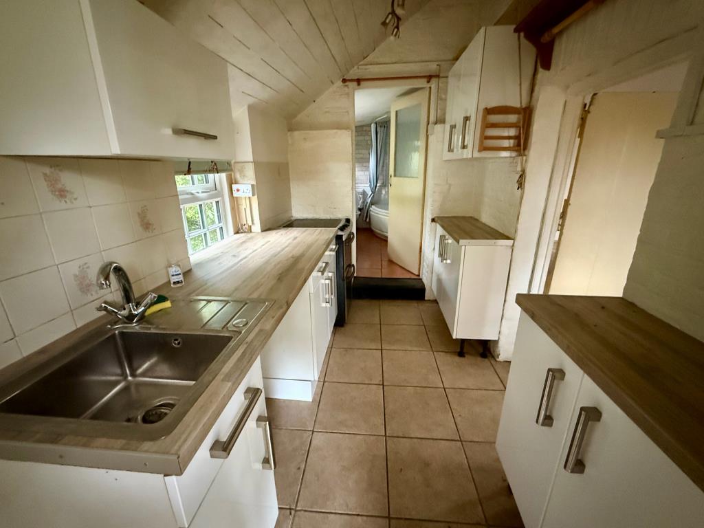Lot: 138 - ATTRACTIVE COTTAGE WITH PERMISSION FOR LARGE EXTENSION - Kitchen
